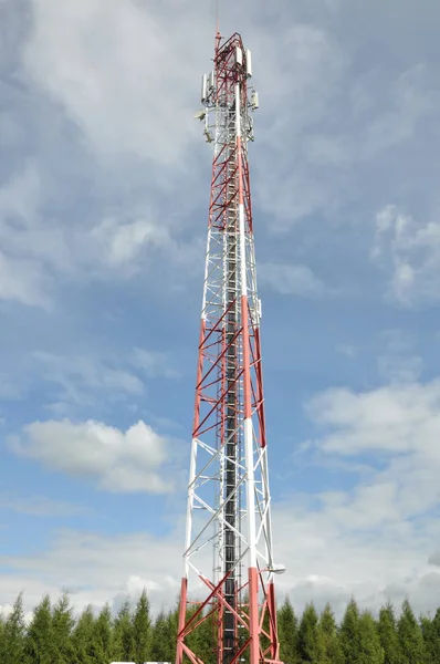 Telekomünikasyon Kule Bulutlu Mavi Gökyüzü Karşı — Stok fotoğraf