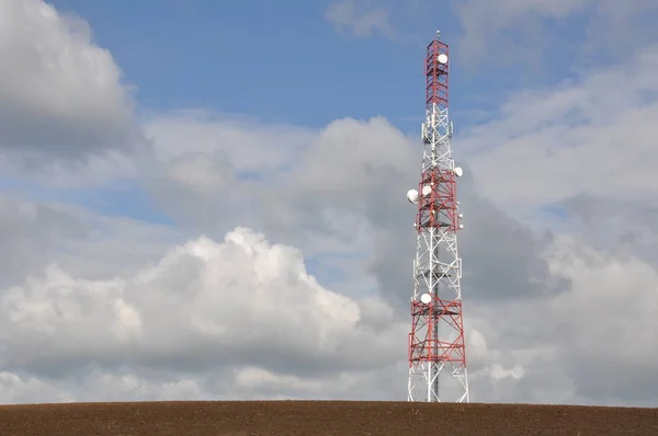Telecommunication tower against blue sky — Stock Photo, Image
