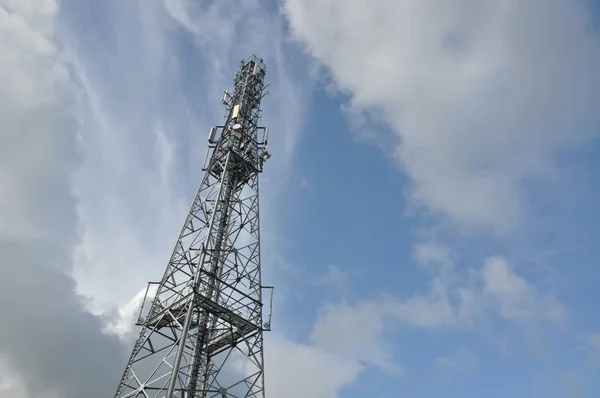 Torre de telecomunicações com céu azul — Fotografia de Stock