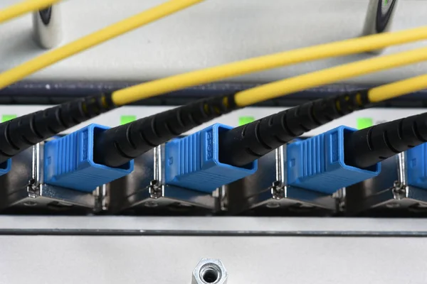 Unidade de linha óptica com cabos de rede óptica de fibra — Fotografia de Stock
