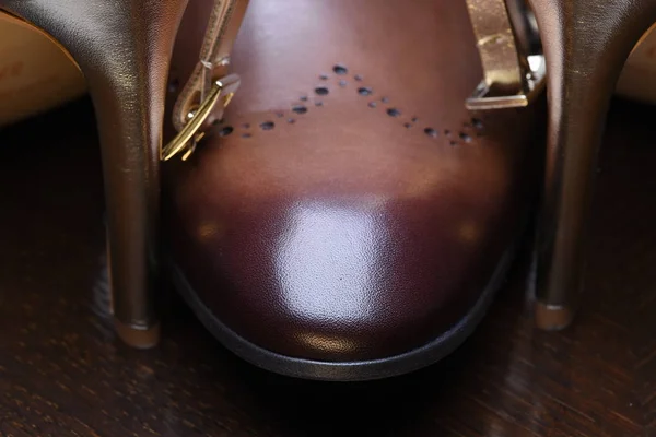 Męskie buty i wysokich obcasach, zmysłowy — Zdjęcie stockowe