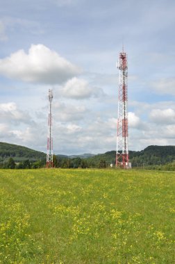 İletişim kulesi bulutlu gökyüzü karşı bir tepe üzerinde