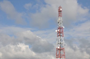 Mavi gökyüzü olan telekomünikasyon kulesi