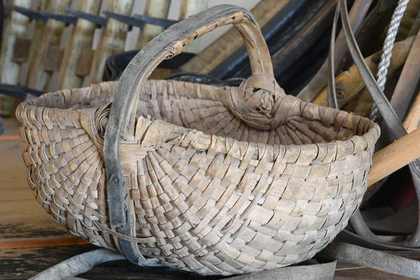 Eski çiftçi aracı sepet