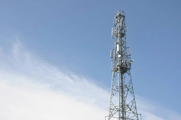 Torre Telecomunicações Contra Céu Azul — Fotografia de Stock