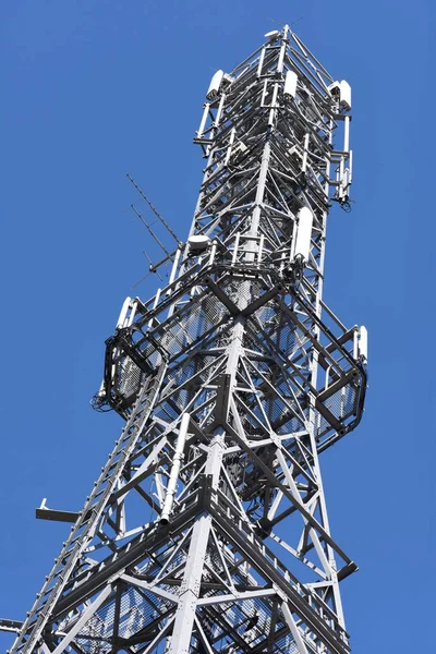Телекоммуникационная Башня Против Голубого Неба — стоковое фото