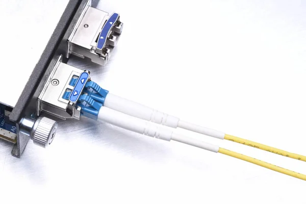 Conversor de interfaz Gigabit tipo XFP con cables de red óptica — Foto de Stock