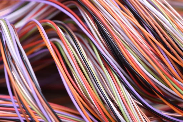 Цветной электрический кабель и провод — стоковое фото