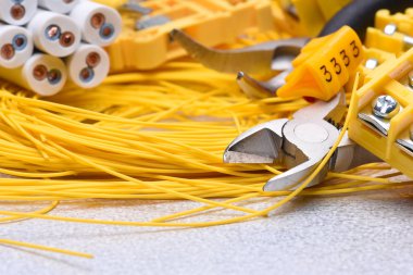 Araçlar ve elektrik ev yüklemede kullanılan kablo