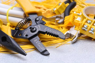 Araçlar ve elektrik ev yüklemede kullanılan kablo