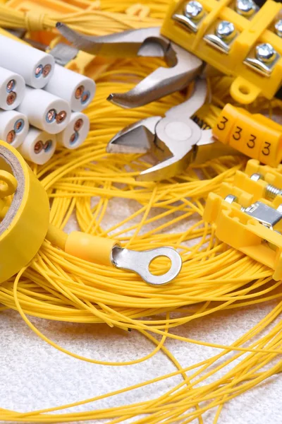 Инструменты и кабели, используемые в электромонтаже — стоковое фото