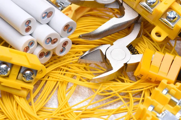 Ferramentas e cabos utilizados na instalação elétrica doméstica — Fotografia de Stock