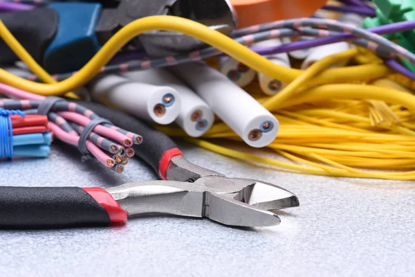 Narzędzia i kabel stosowany w instalacjach elektrycznych — Zdjęcie stockowe