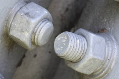 Metal konstrüksiyon üzerinde somunlar