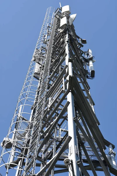 Telecommunications tower with antennas — Stock Photo, Image