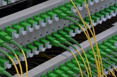 Fiber optik panel yama kablosu ile