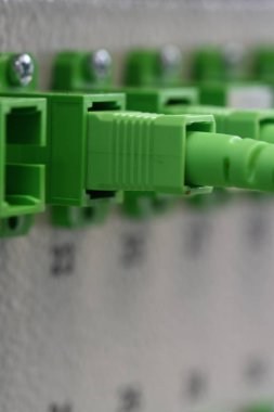 Fiber optik panel yama kablosu ile