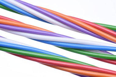 Elektrik kabloları ve bilgisayar ağları