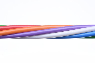 çok renkli kablo üzerinde beyaz izole