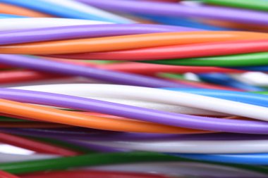 Renkli elektrik kablolu ve telli donatı