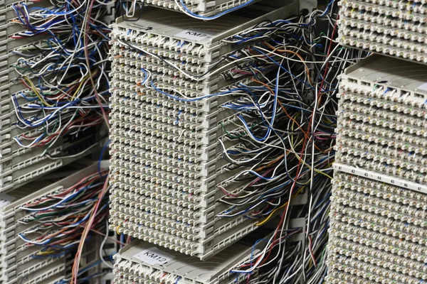 Fios no quadro de distribuição de cabos — Fotografia de Stock