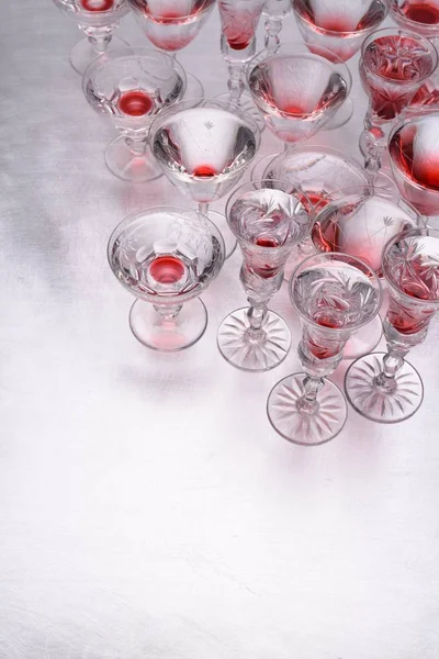 Ποτήρια Αλκοόλ Γκρι Μεταλλικό Τραπέζι Χώρο Αντίγραφο — Φωτογραφία Αρχείου