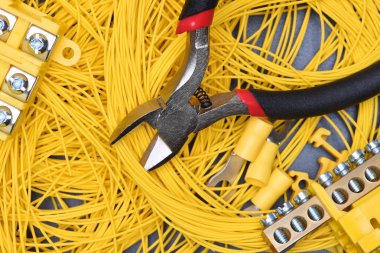 Kablolar, elektrik ekipman ve araçlar metal masa üzerinde doğrudan yukarıdaki