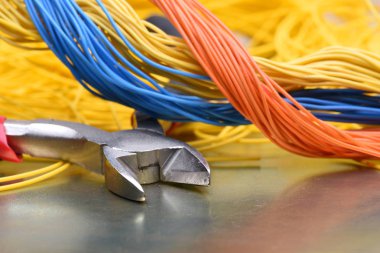 Elektrikçi ve kabloları taşımak için Araçlar