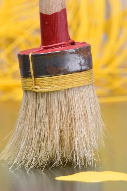 Metal masa üzerinde eski boya fırçası