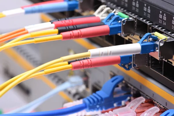Сетевые кабели в центре обработки данных — стоковое фото