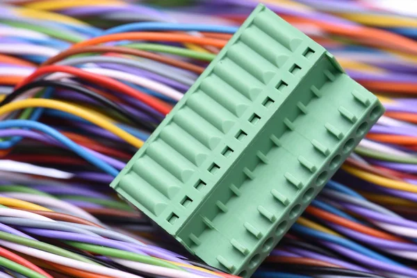 Електричний роз'єм і різнокольорові кабелі — стокове фото