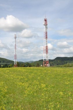 Telekomünikasyon kule bir tepe üzerinde