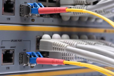 Ethernet ağ ve fiber optik kablo internet anahtara bağlı