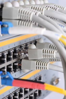 Veri merkezinde, Internet ağ teknolojisi geçmek için bağlı Optik lif ve ağ kabloları