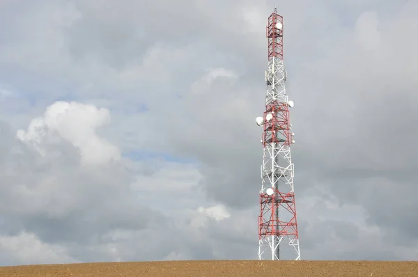 曇り空に対する通信塔 — ストック写真
