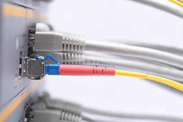 数据中心中的网络电缆和服务器 — 图库照片