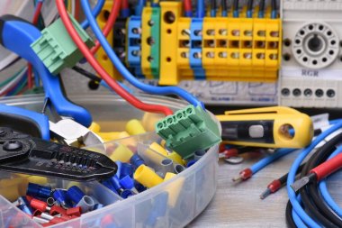 Elektrik aletleri ve aksesuarları ile anahtar düzeneği kabine closeup