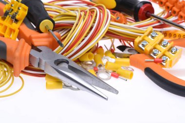 Elektrik araçları ve kabloları beyaz arka plan üzerinde set