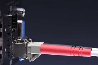 Ağ aygıtları teknolojisi, fiber optik kablo ve anahtarı, siyah arka plan üzerine yakın çekim