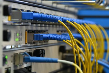 Ağ cihazları ve telekomünikasyon sistemi optik kablolar