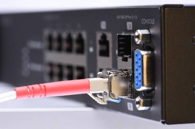 Ağ aygıtları teknolojisi, fiber optik kablo ve anahtarı, siyah arka plan üzerine yakın çekim