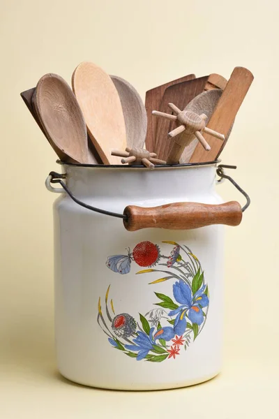 Εργαλεία Κουζίνας Ξύλινα Και Μεταλλικά Ποτ — Φωτογραφία Αρχείου