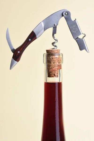Bottiglia Vino Con Cavatappi — Foto Stock