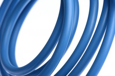 Beyaz arka plan üzerinde izole elektrik güç kaynağı kablosu