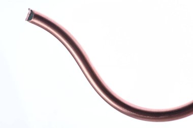 Beyaz Arkaplanda Bakır Kablo İzole Edildi