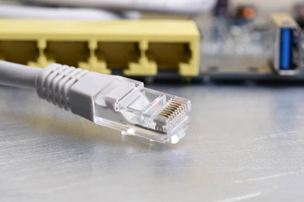 Internet Router Met Netwerk Patch Kabel — Stockfoto