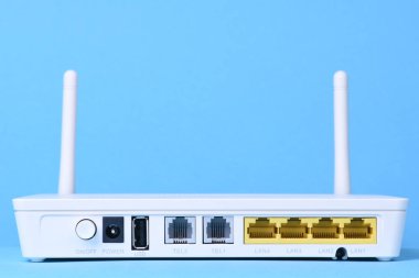 Kablosuz yönlendirici ağ kablosu üzerinde mavi arka plan ile