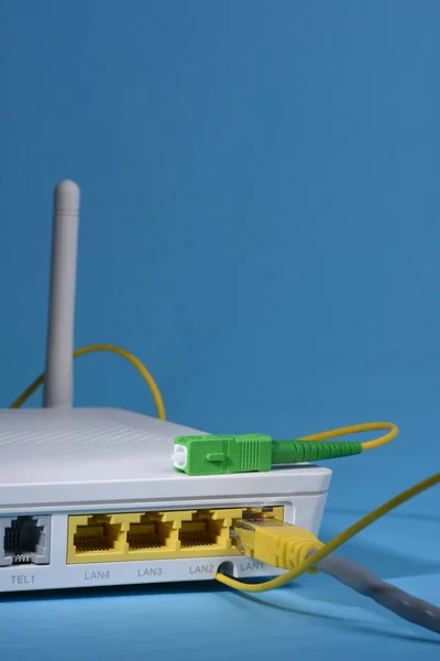 带网络跳线和光缆的无线路由器 — 图库照片