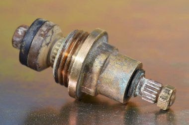 Eski pirinç Vana yakın çekim metal bir yüzeye dokunun