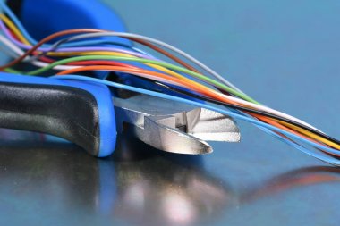 Elektrikçi ve kabloları metal yüzeyi için Araçlar